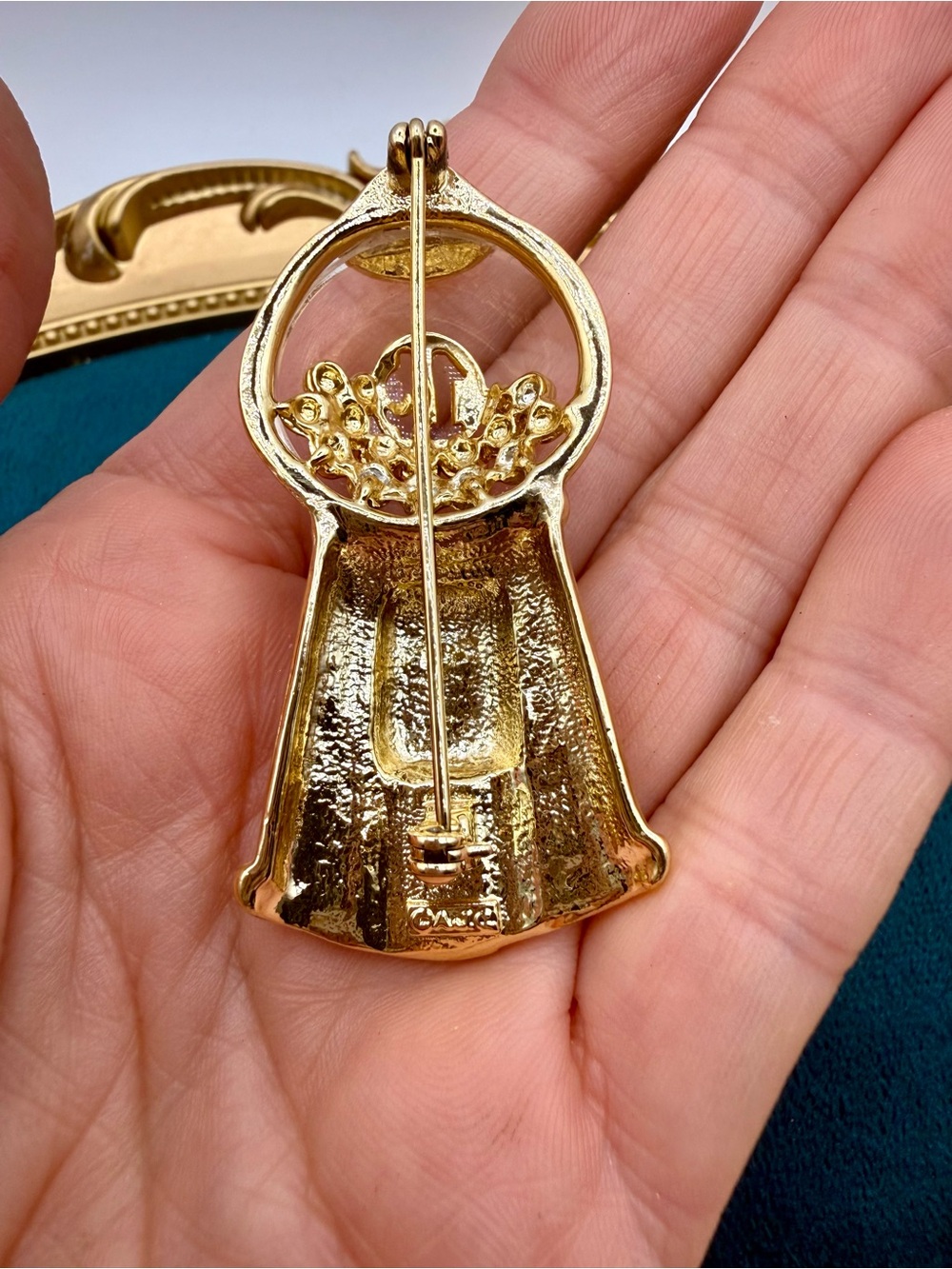 Vintage AJC 1¢ Gumball Machine Brooch Pin | Gold Tone Novelty Figural Jewelry - Picture 3 of 10